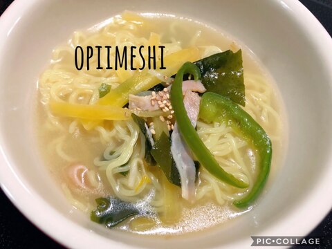 沢庵ともやし炒めの塩ラーメン